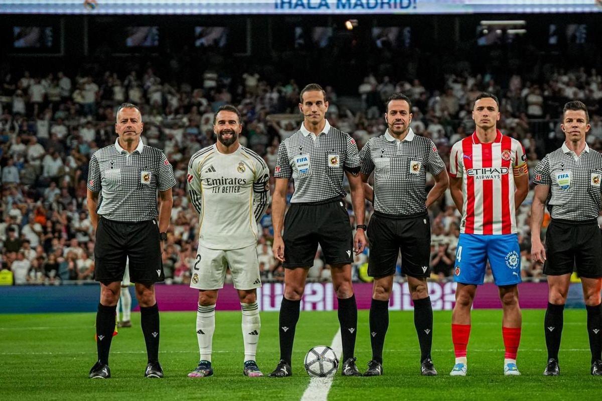Foto del inicio de partido entre el Real Madrid y el Girona en el Santiago Bernabeu