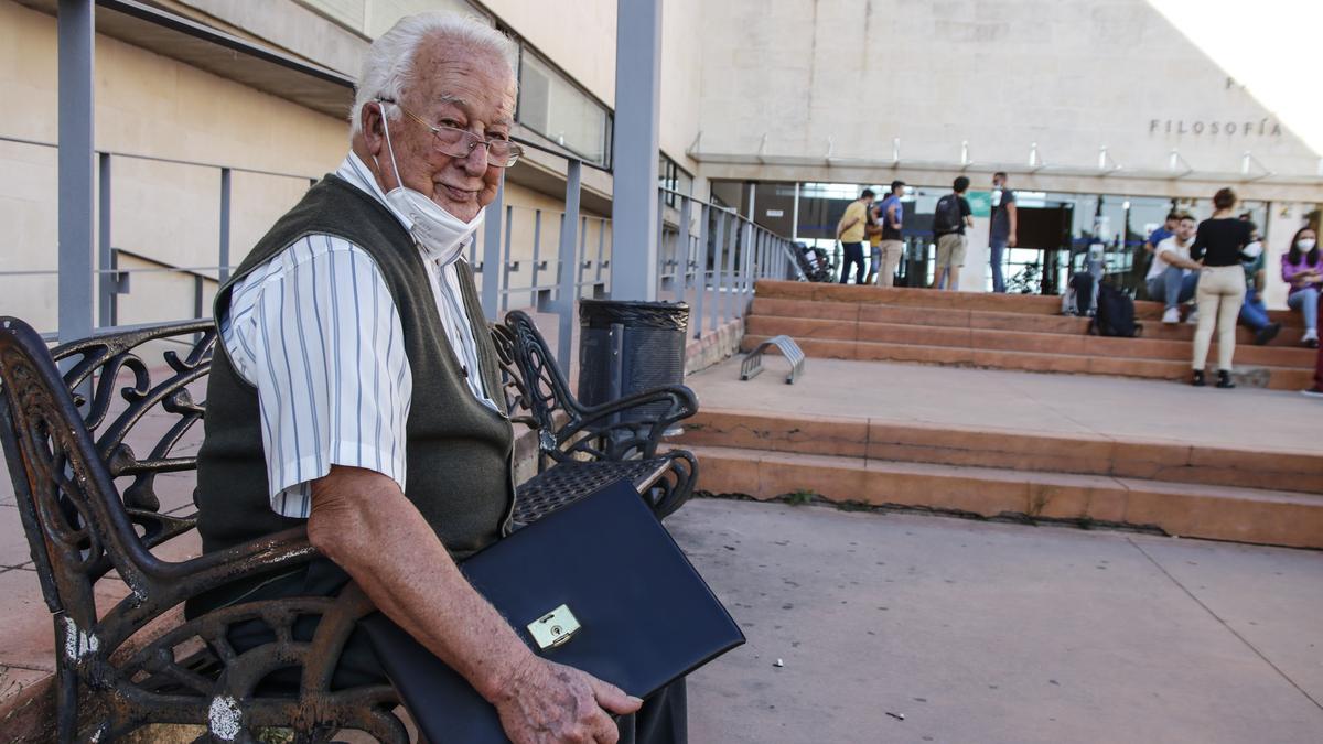 Serafín Moreno, de 86 años, estudia el cuarto curso del programa de la Universidad de Mayores de Extremadura.