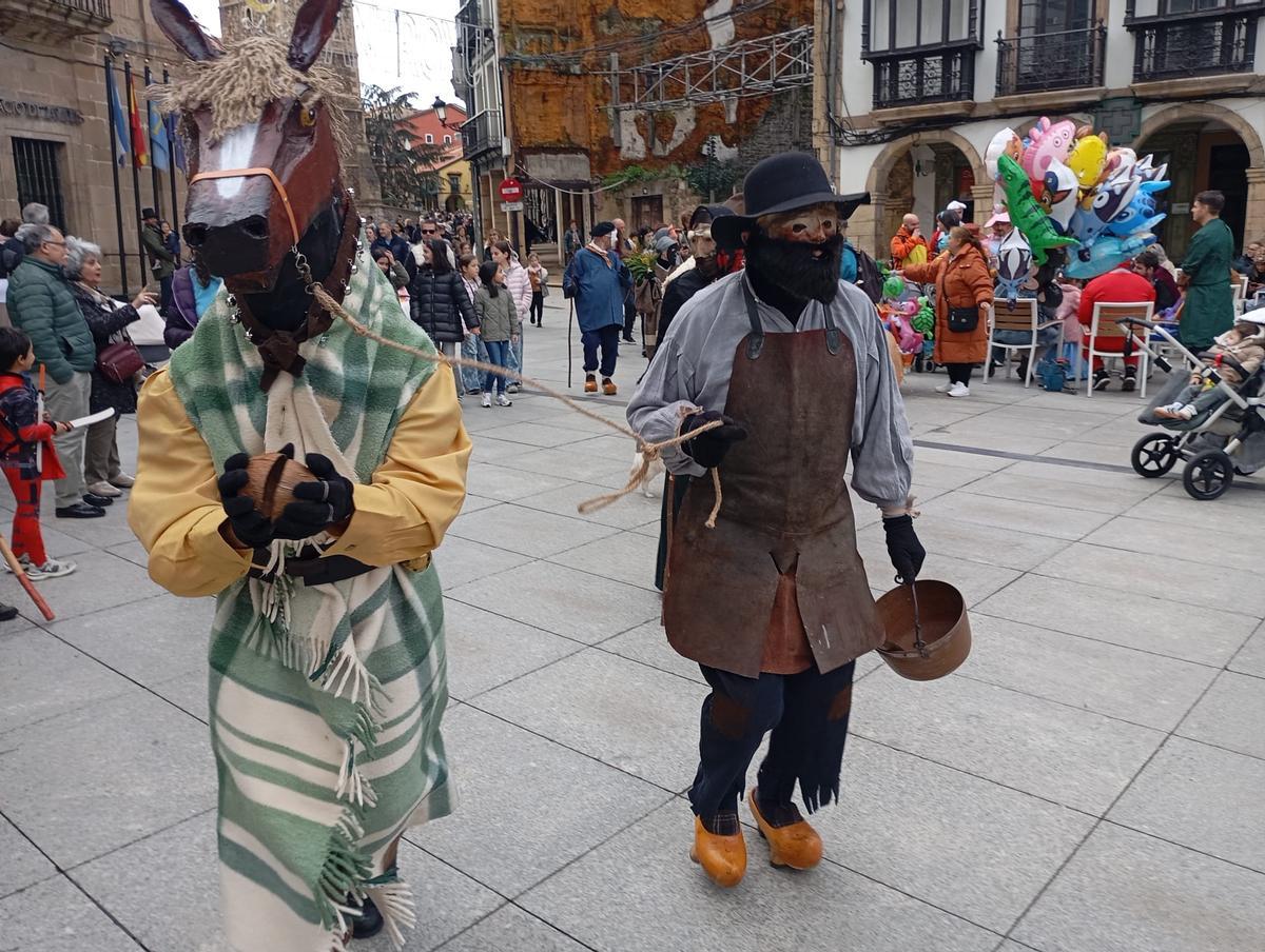 En imágenes: el Antroxu tradicional de Avilés, de pasacalles y comedia