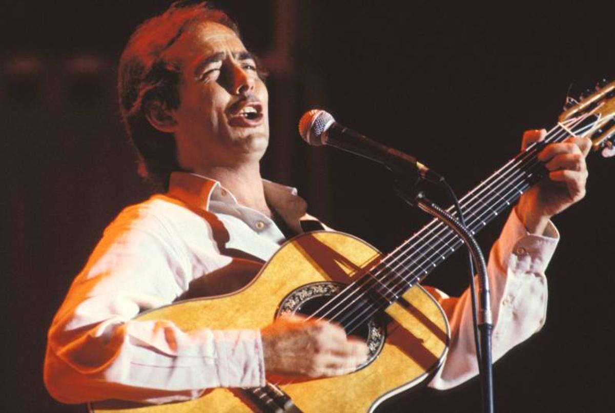 Joan Manuel Serrat tocando la guitarra