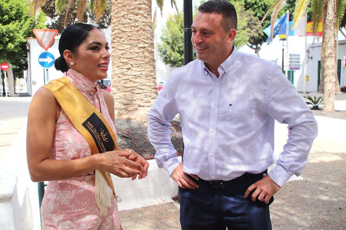Amaira Cedrés junto al alcalde de Yaiza, Óscar Noda