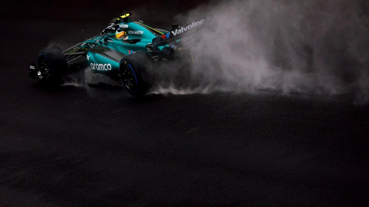 Fernando Alonso, al volante del AMR24, bajo la lluvia en Brasil