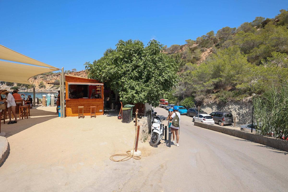 Descubre aquí todas las imágenes de la masificación en el aparcamiento de Cala d'Hort