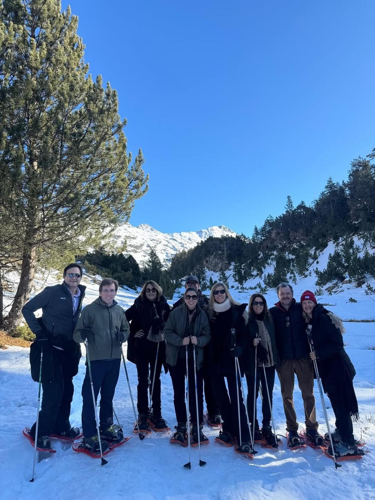 Almeida se fotografío con un grupo en Llanos del Hospital