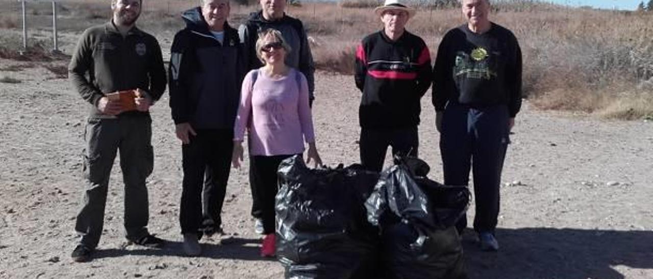 Participantes en la acción con los responsables municipales.