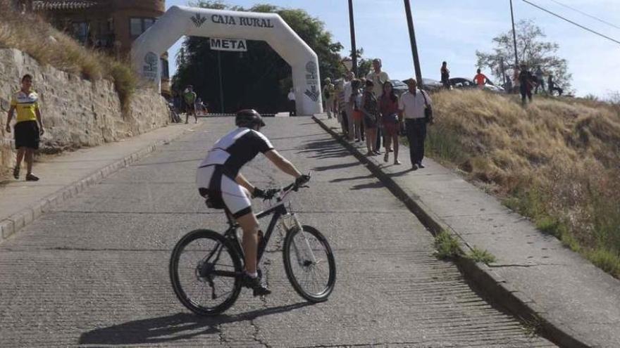 Un corredor se retuerce encima de su bicicleta en los últimos metros de la Cuesta Cavila, donde la rampa alcanza el mayor porcentaje de pendiente.