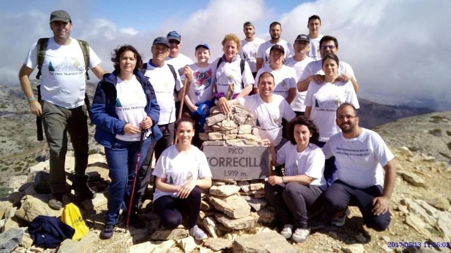 Los familiares de Juan Códez Aguilar junto a un grupo de excursionistas, en lo más alto del pico de la Torrecilla, de la Sierra de las Nieves