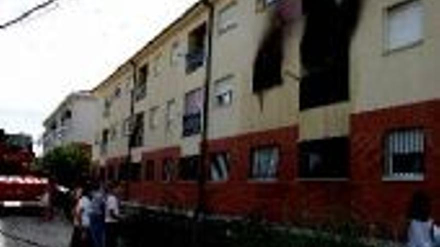 Una familia de cinco miembros pierde su casa en un incendio