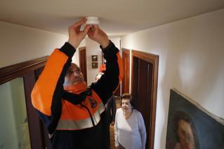 Así funcionan los detectores de humo que instala el ayuntamiento de Oviedo para prevenir incendios en los domicilios