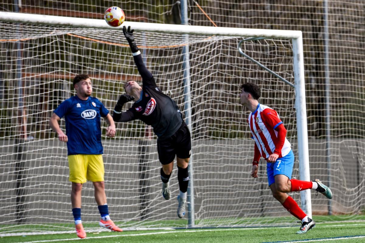 Biel Escribano envia a córner una rematada de cap de Matheus