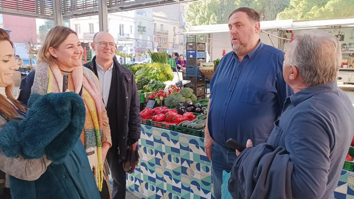 Oriol Junqueras amb Lladó i Amiel conversant amb gent en el mercat de Figueres