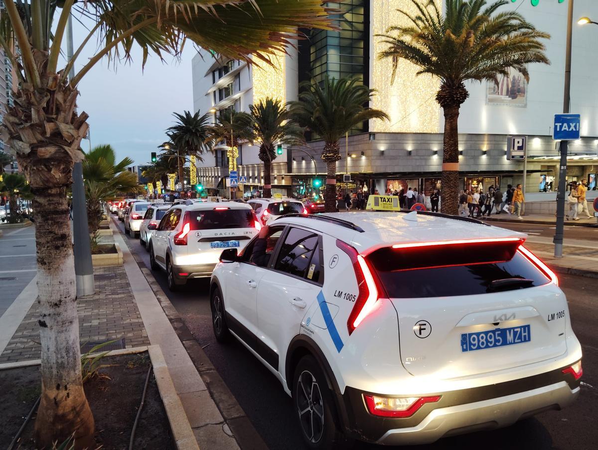 Concentración de taxistas en Santa Cruz de Tenerife.