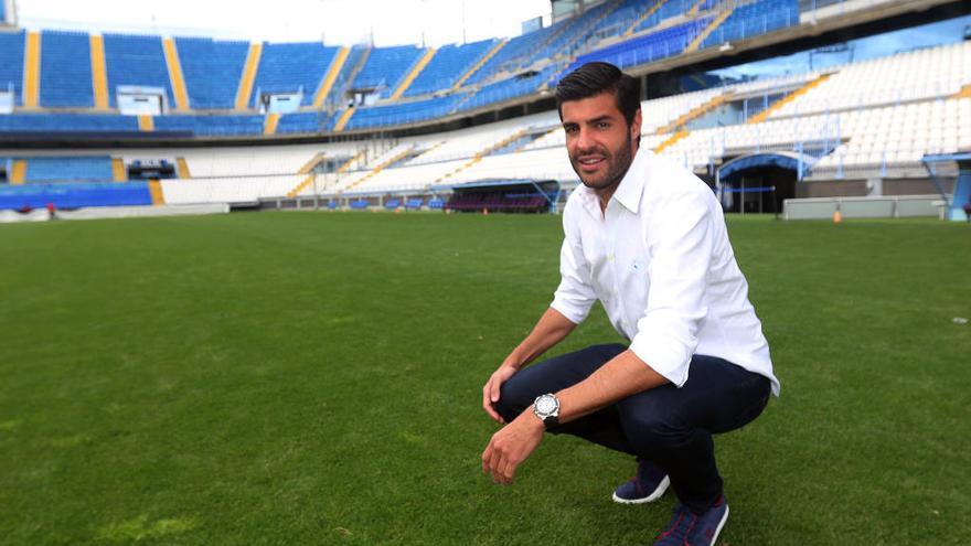 Miguel Torres posando en La Rosaleda