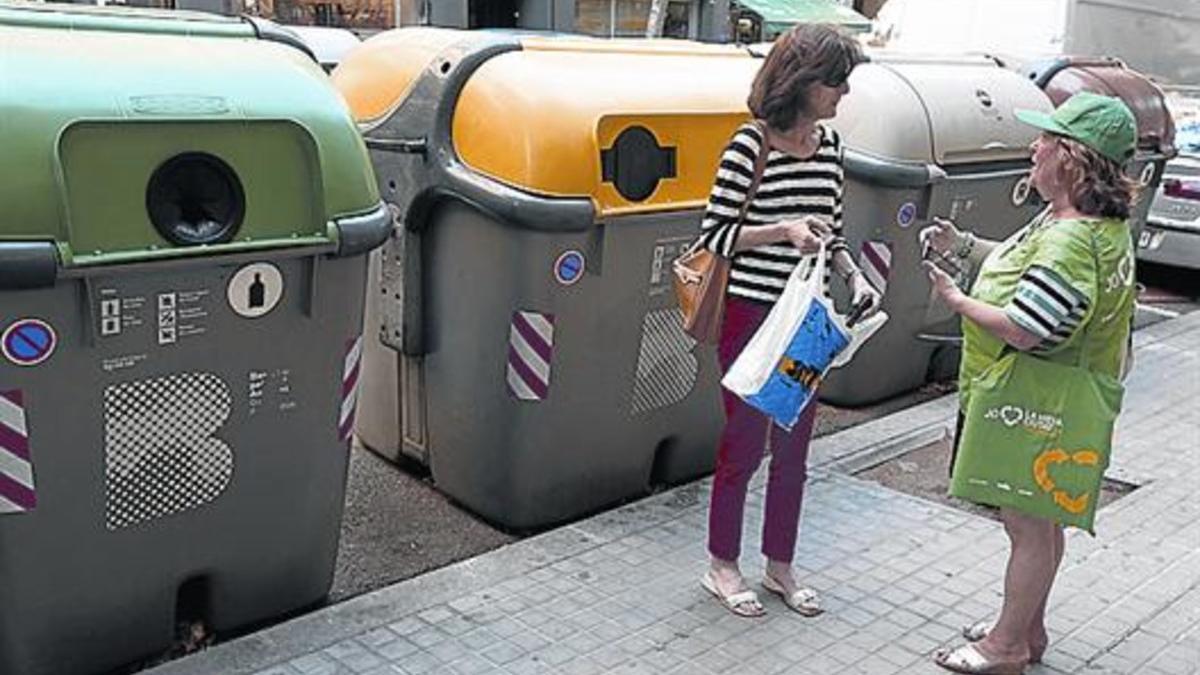 Campaña a pie de calle para mejorar los niveles de recogida selectiva.