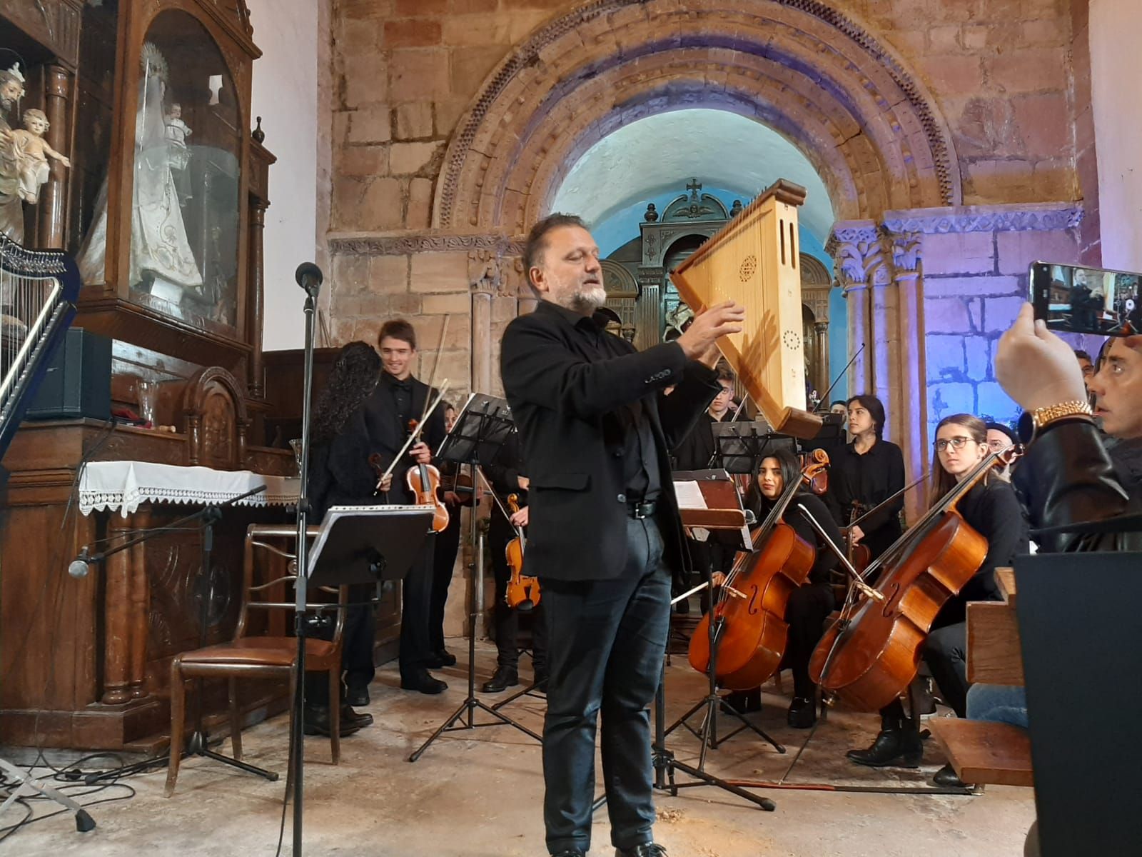 Lleno total en el estreno de la rota medieval de Arlós con la Orquesta de Cámara de Siero y Héctor Braga