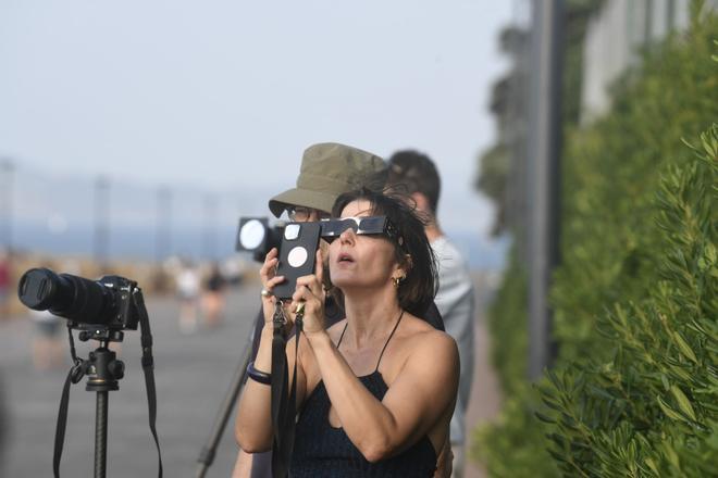 Fotogalería: Así se vivió el eclipse en A Coruña desde la Torre de Hércules y su entorno