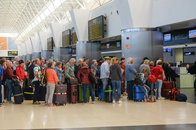 El ambiente en el Aeropuerto de Gran Canaria en el día 1 de la cuarentena  por el coronavirus - La Provincia