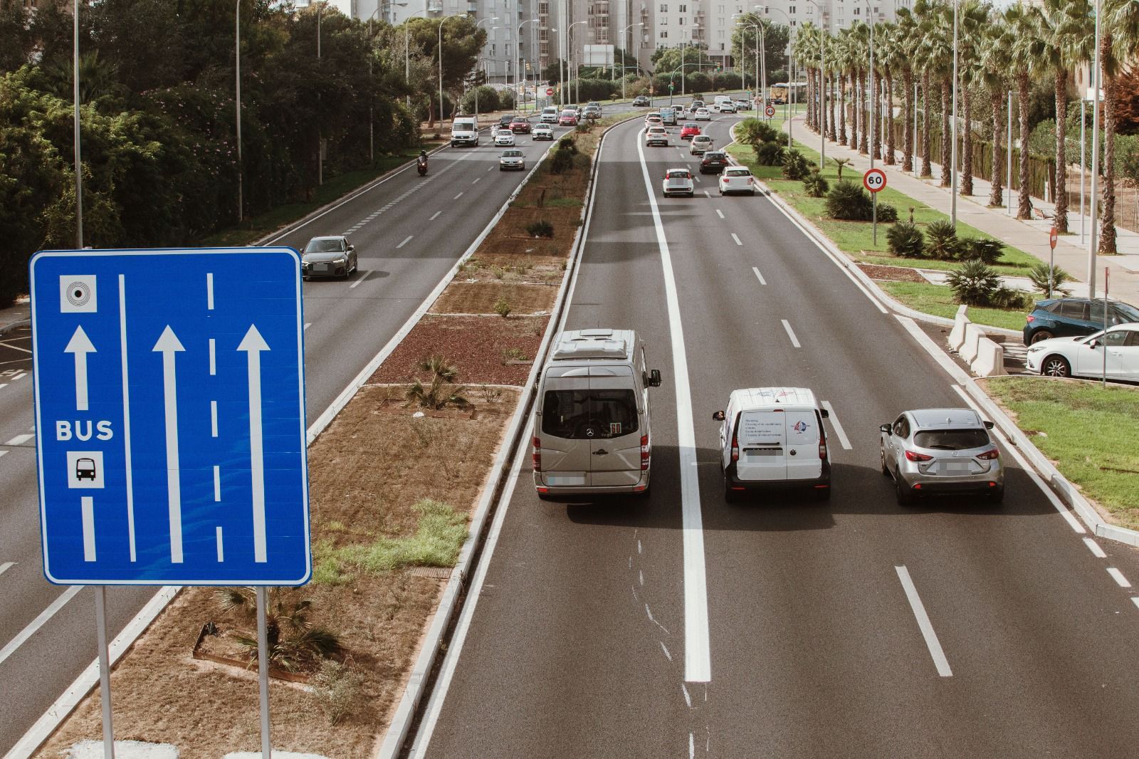 Die neue Busspur auf der Flughafenautobahn