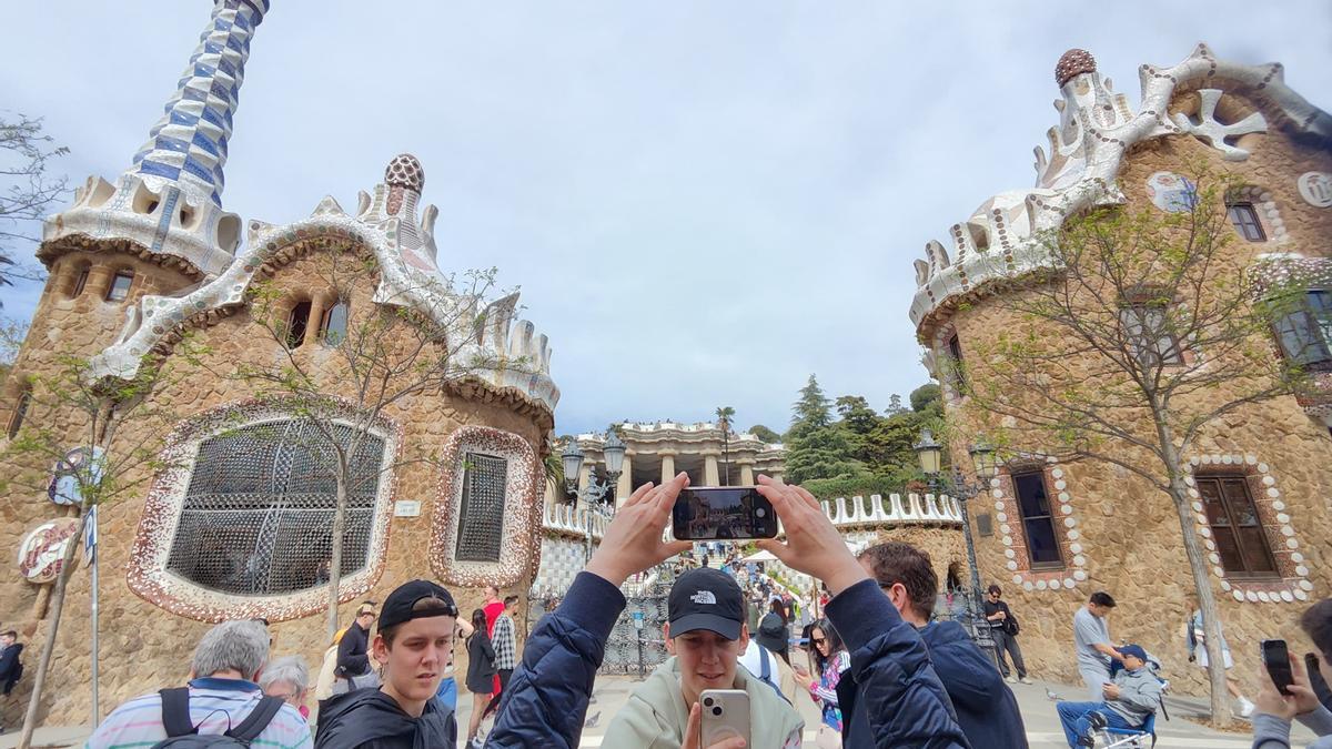 Turistas en el Park Güell, ayer.Turistes al parc Güell, ahir.Barcelona  29/3/2024   Turistas en el Parc Guell Park  Foto: Imma Coy