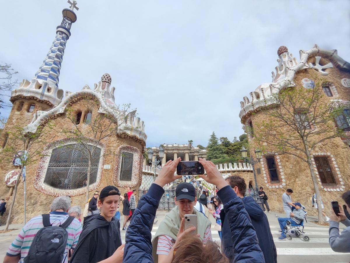 Turistas en el Park Güell, ayer.Turistes al parc Güell, ahir.Barcelona  29/3/2024   Turistas en el Parc Guell Park  Foto: Imma Coy