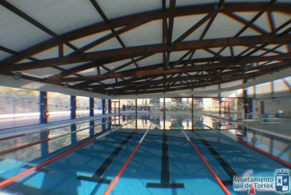 Torrox licita la obra para integrar el graderío en la piscina municipal.