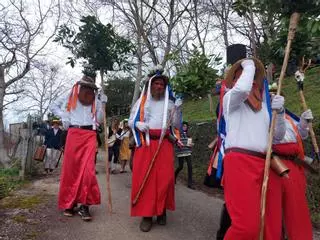 Los guilandeiros de Tineo llenan Villatresmil de fiesta e ilusión: "No criticamos y divertimos a la gente"