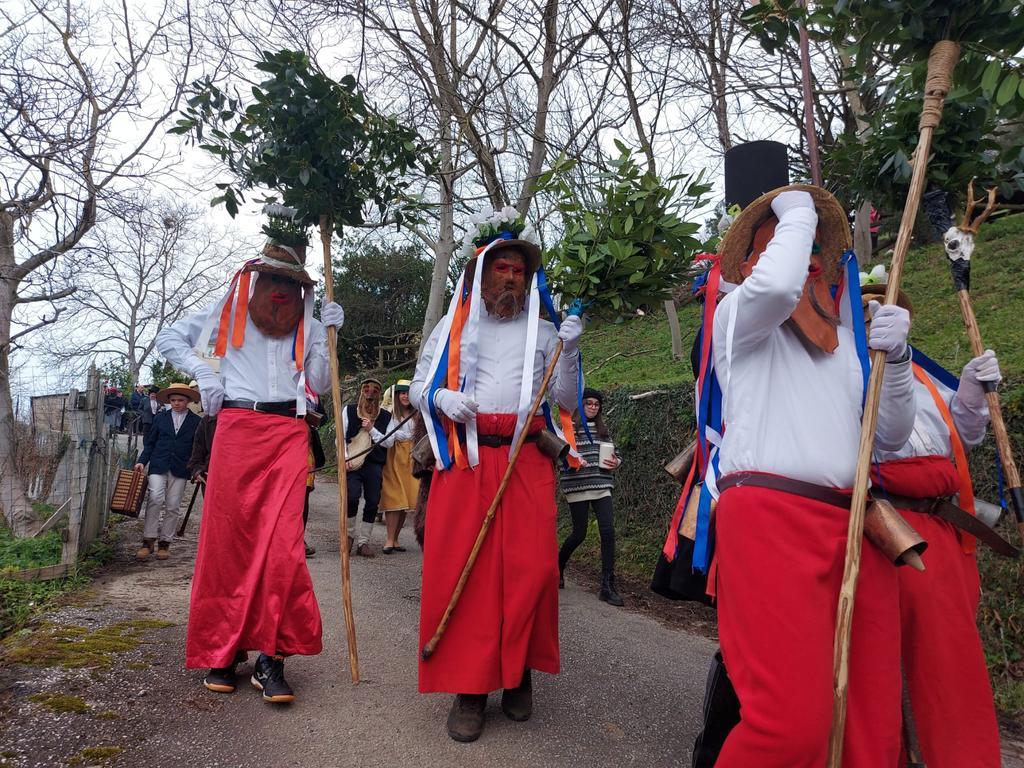 VÍDEO: Mascarada de invierno en Tineo, los guilandeiros recorren el pueblo de Villatresmil