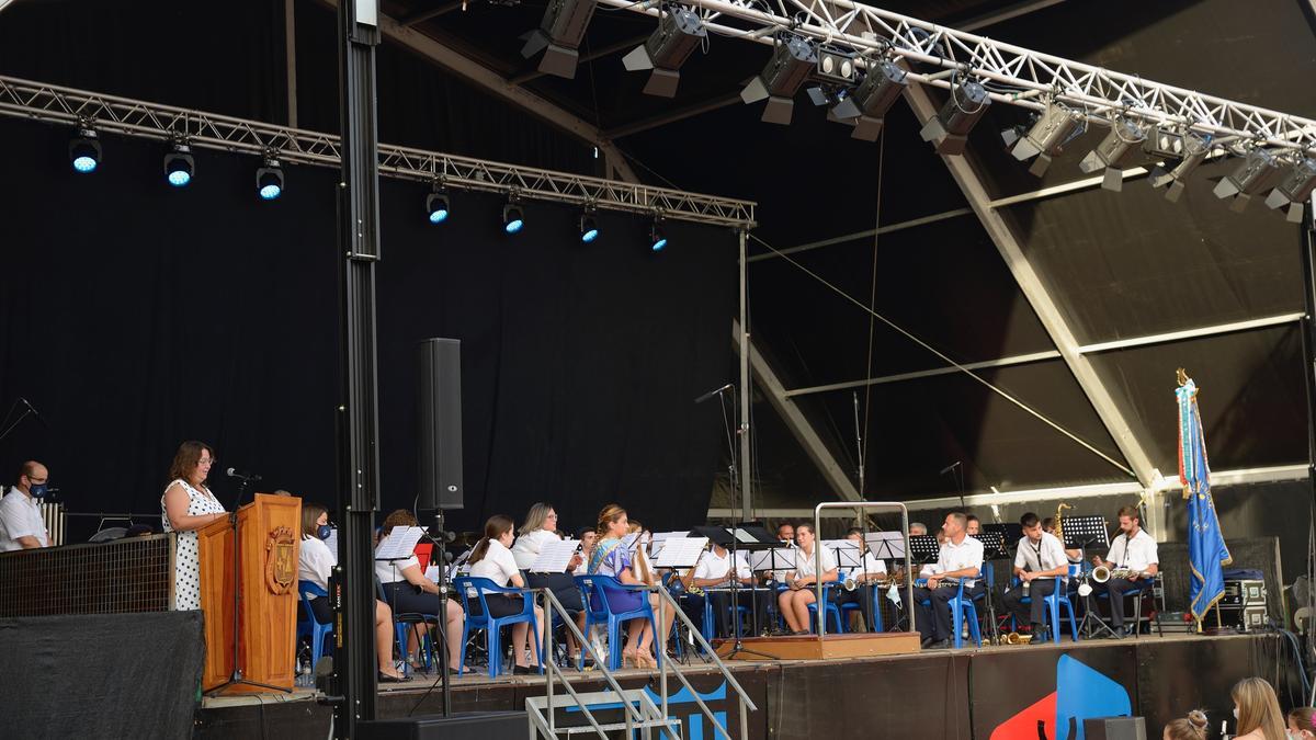 La diputada de Cultura, Ruth Sanz, en una actuación de la banda de música de Cálig.