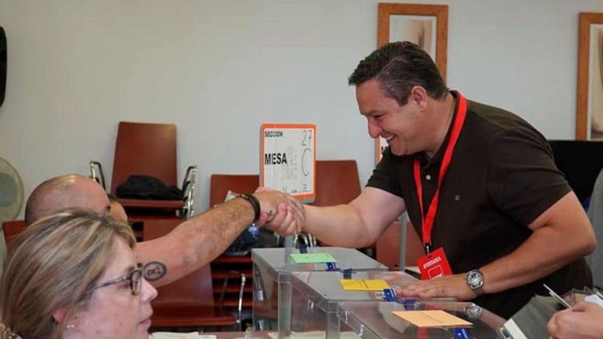 José Julián Mena, alcalde de Arona, votando. | | E.D.