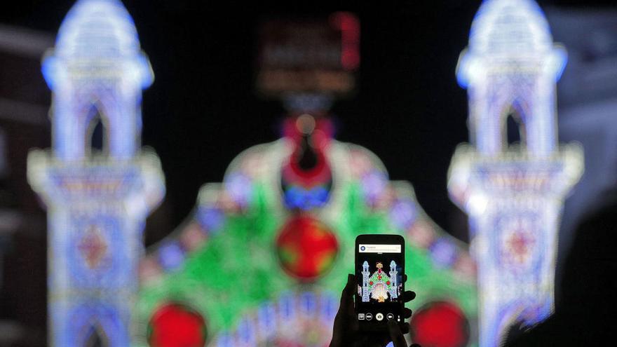 El encendido de luces de Ruzafa captado por la cámara de un &#039;smartphone&#039;