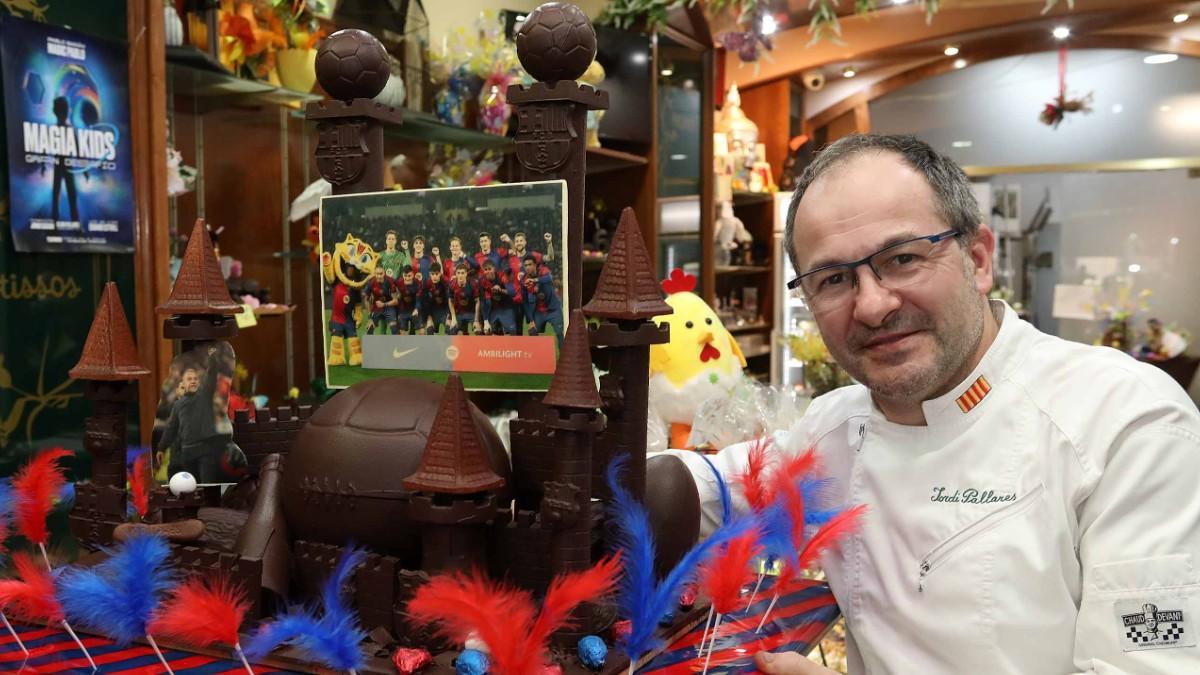El maestro Jordi Pallarés posa junto a su 'mona' azulgrana