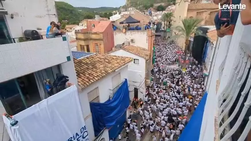 Tomatina 2026: El público ya espera a que comience el paso de los camiones