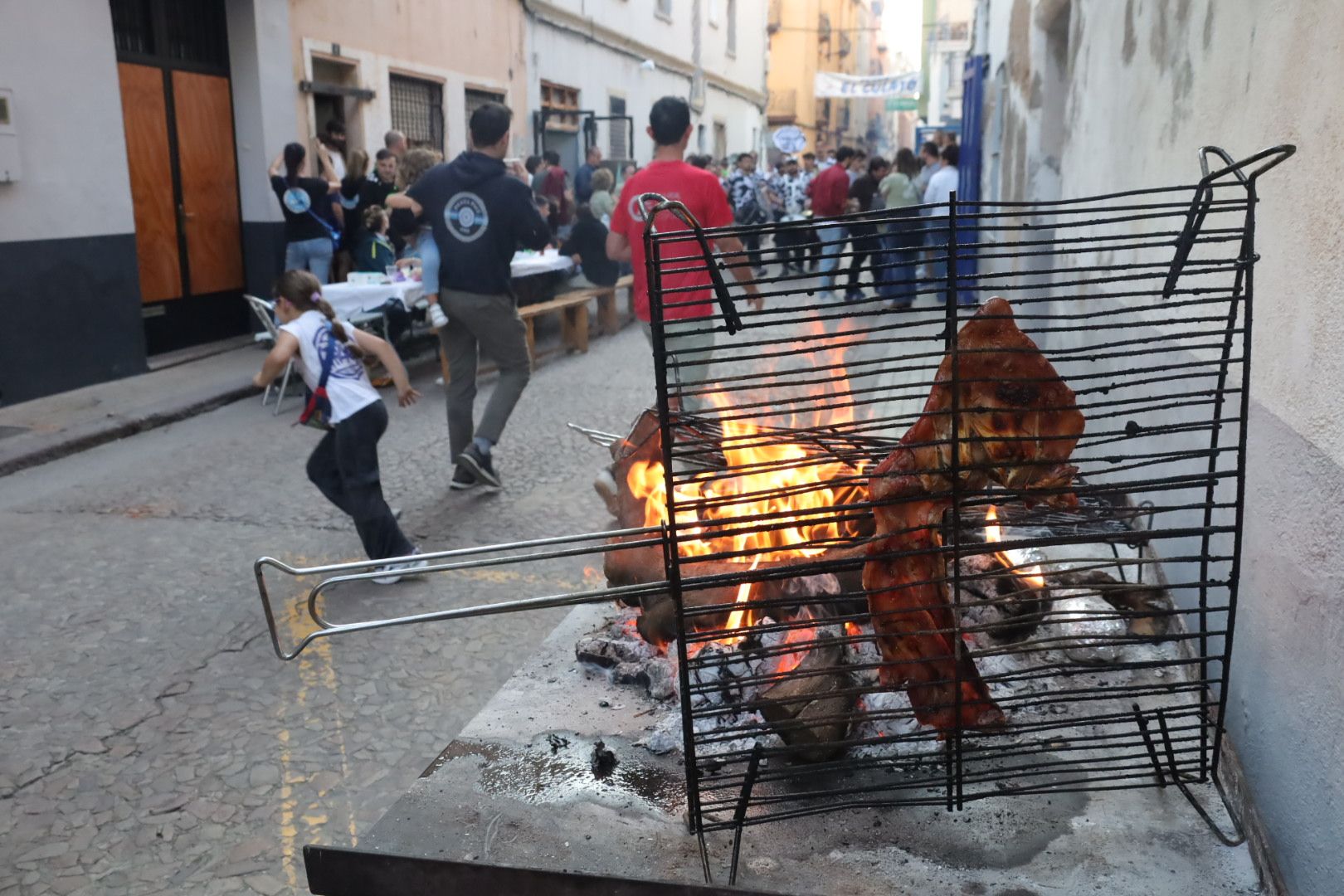 FOTOGALERÍA I Las imágenes de la Nit de la Xulla y del encuentro de elaboración de allioli de las fiestas de Vila-real
