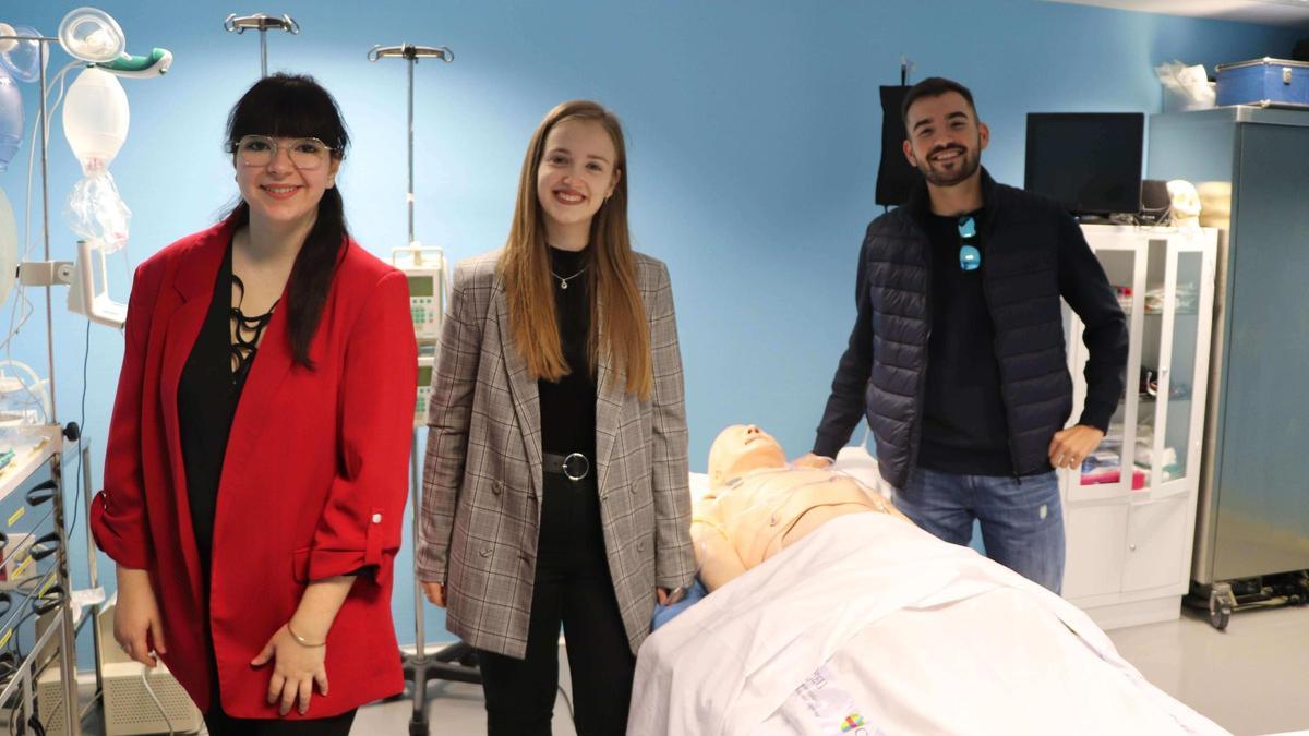 Zoe Cámara, Elena Álvarez y Laureano Agulló, en las instalaciones del CEU.