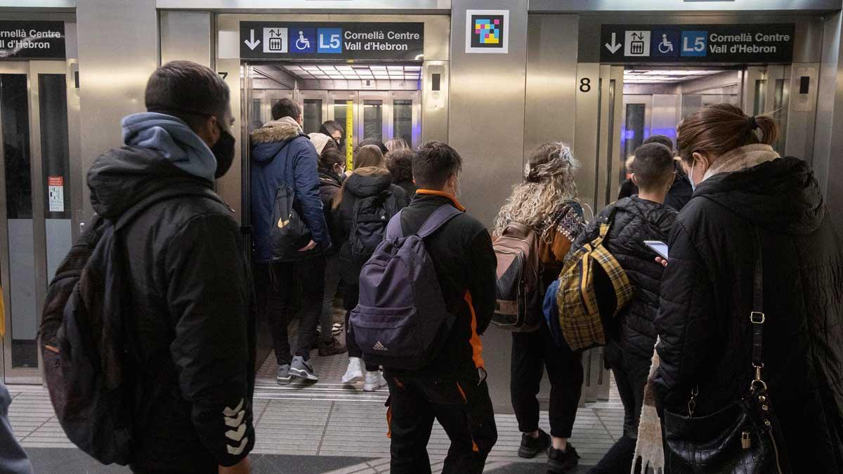 Aglomeración de gente en los ascensores de la estación de metro de El Carmel.