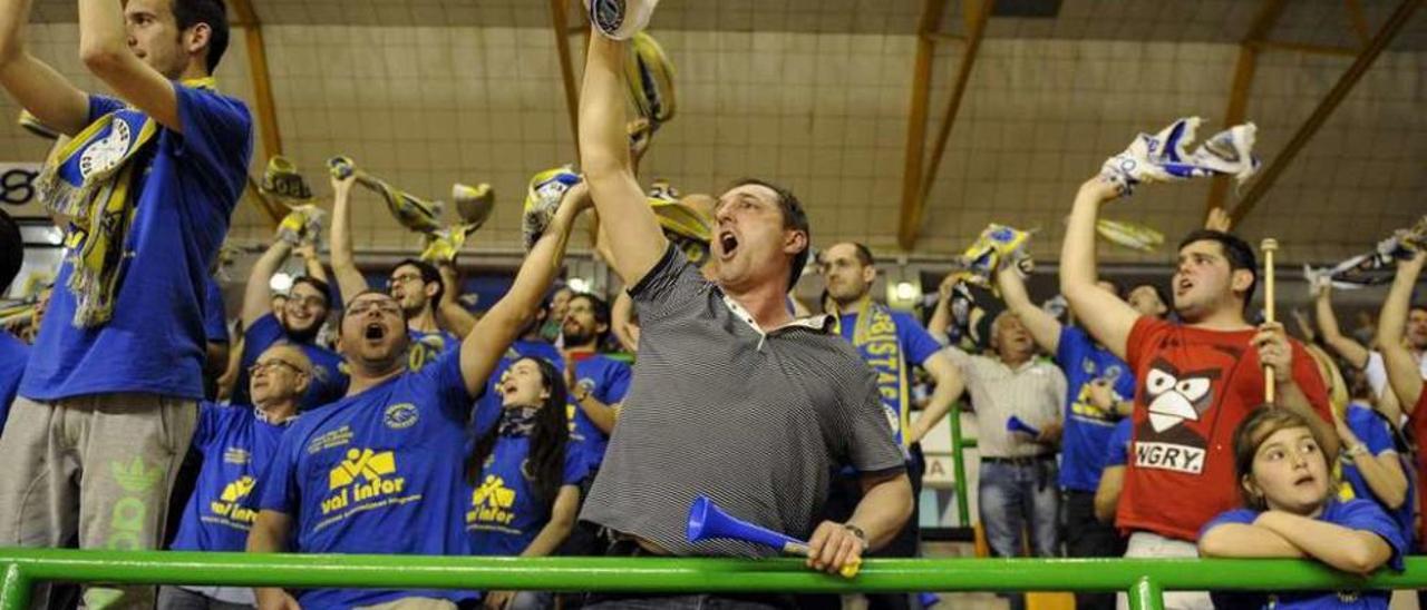 Aficionados cobistas apoyan al equipo en el Paco Paz. // Brais Lorenzo