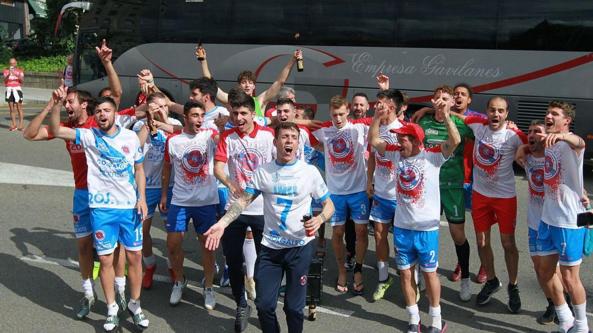 La Unión Deportiva Ourense, llegando el domingo a su celebración en Concepción Arenal. |  // IÑAKI OSORIO