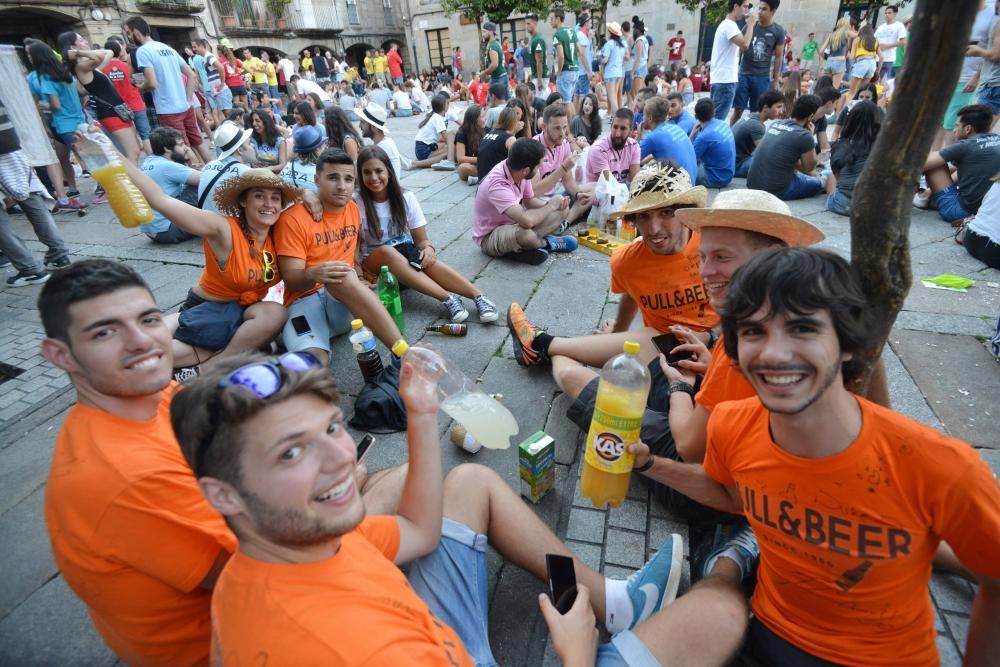 Pistolas de agua, sol, calor, camisetas a juego y botellón para una jornada de diversión en la ciudad del Lérez