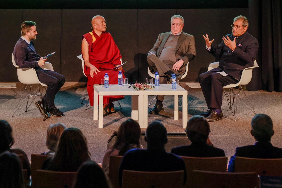 La mesa redonda "El ritual funerario en Oriente" contó con representantes del budismo, hinduismo y bahaísmo