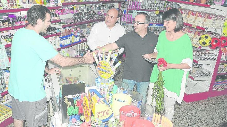 La candidata socialista María González Veracruz, en una tienda de ´chuches´ en Cieza.