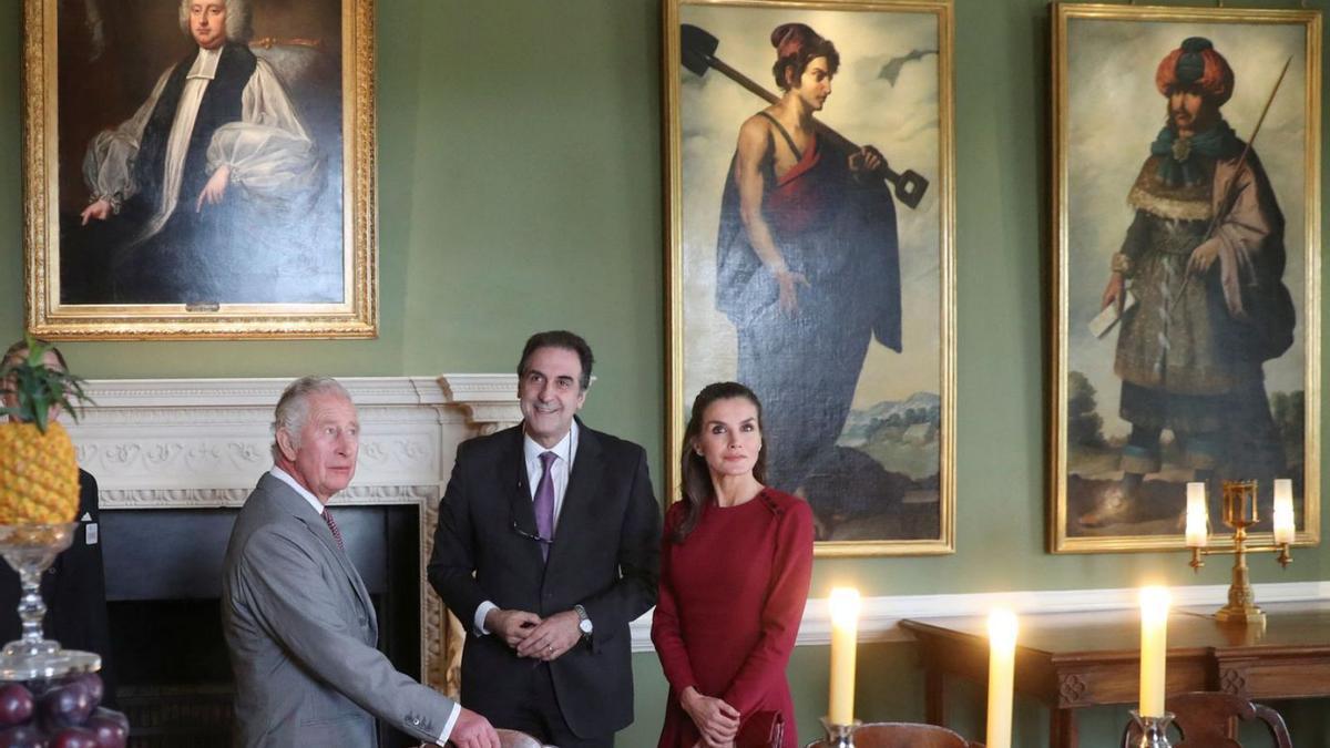 El príncipe Carlos de Inglaterra y la Reina Letizia, con Gabriele Finaldi, director de la National Gallery, en su visita a la exposición del castillo de Auckland. | E. P.