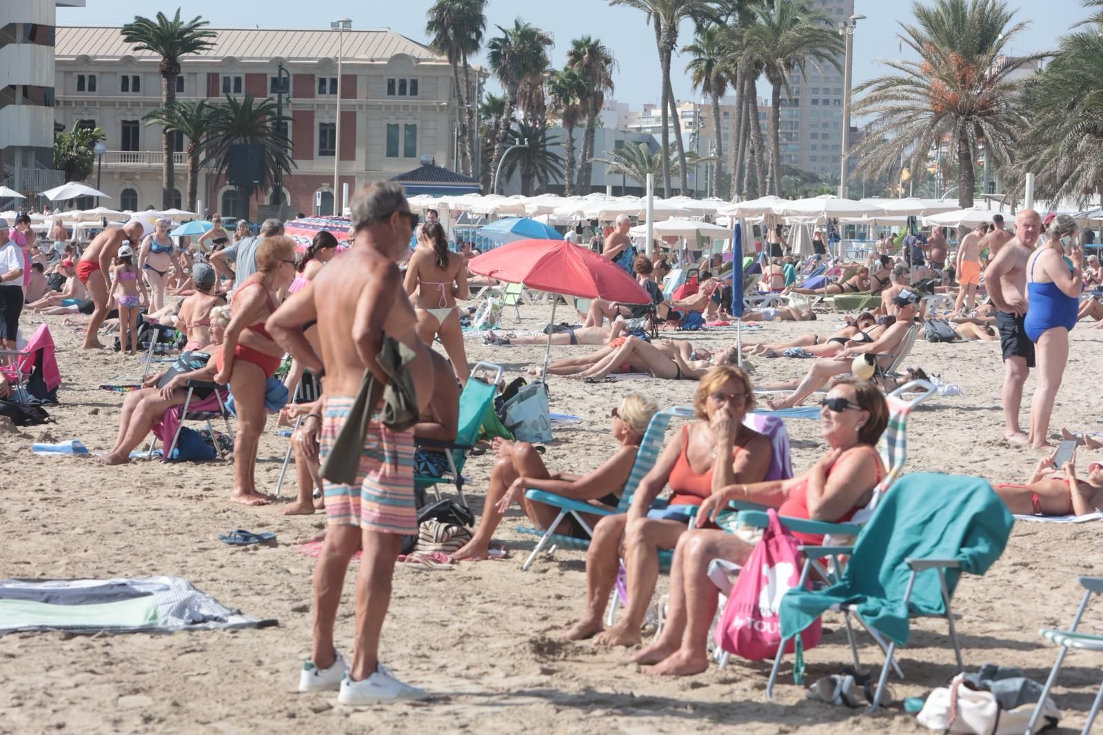 El martes de sol tras la dana Alice llena la playa del Postiguet de Alicante