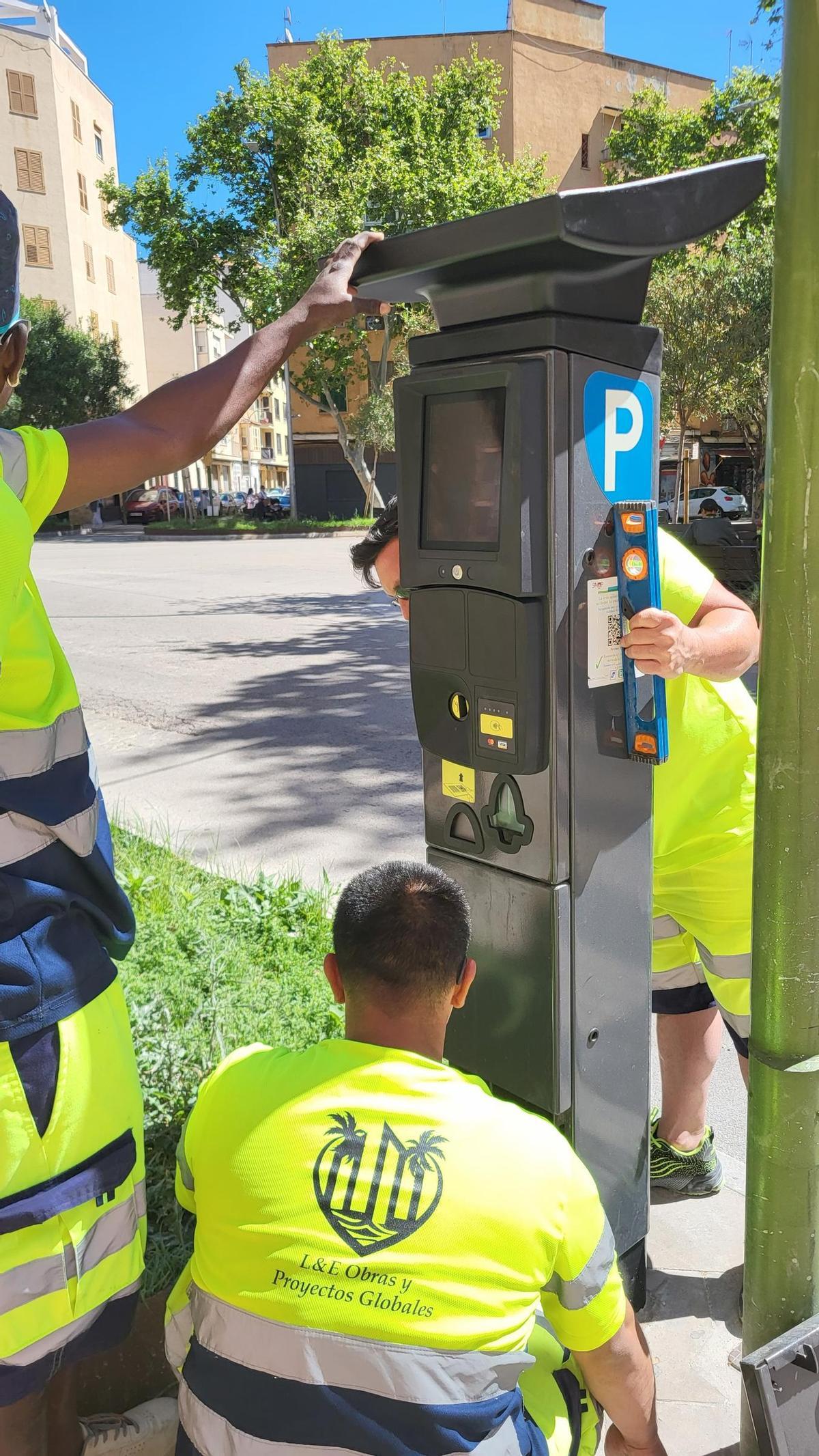 Instalación de una máquina de la ORA en la calle Guillem Moragues.