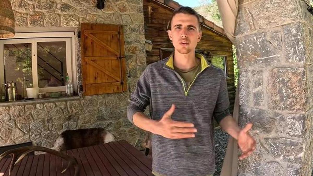 Arnau (24 años), vive solo en el monte y caza para abastecerse