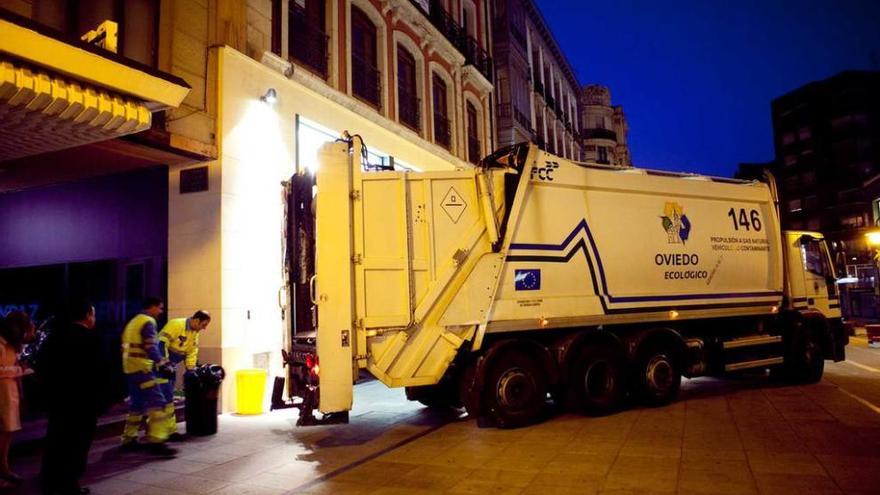 Recogida de basura en el centro de la ciudad.