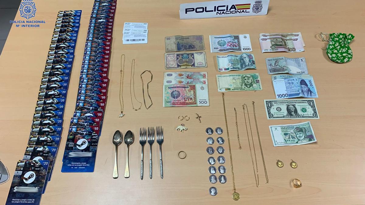 Dinero y objetos intervenidos por la Policía a la detenida.