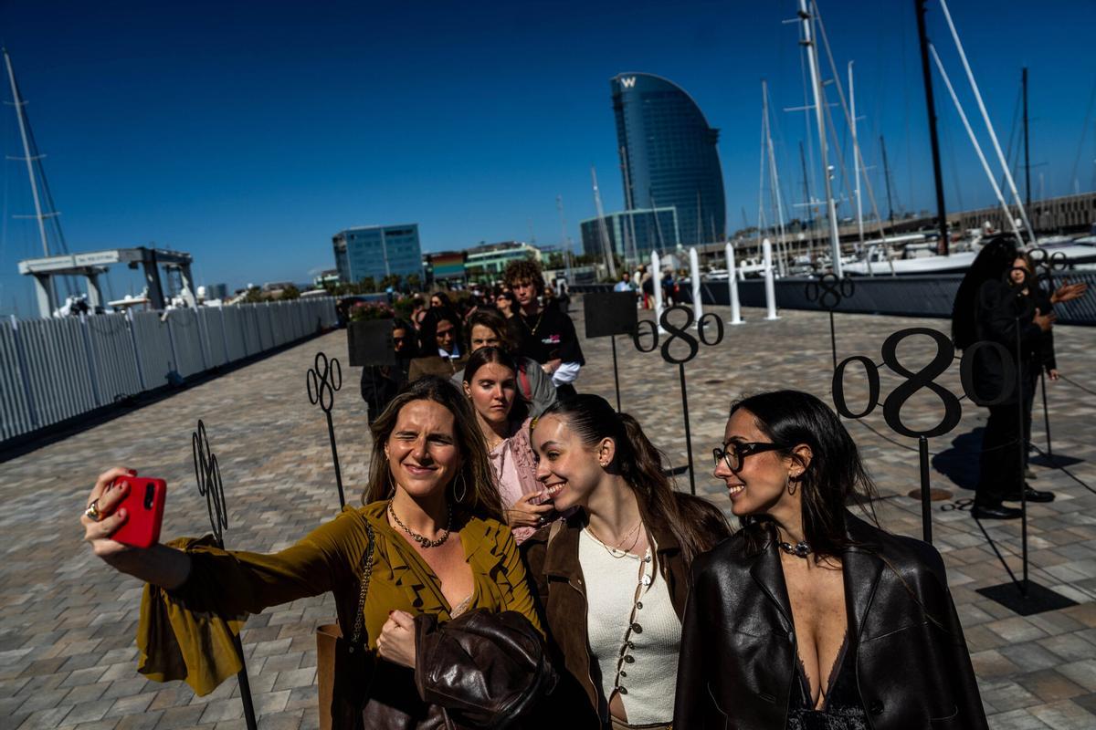 Ambiente exterior de la 080 Fashion Week Barcelona Ambiente exterior de la 080 Fashion Week Barcelona