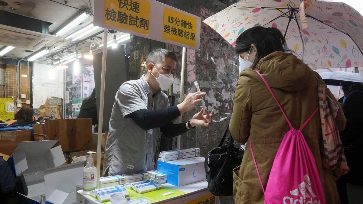 Realización de un test de antígenos rápido en una calle de Hong Kong