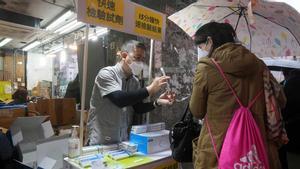 L’òmicron es descontrola a Hong Kong: tota la població, obligada a fer-se un test