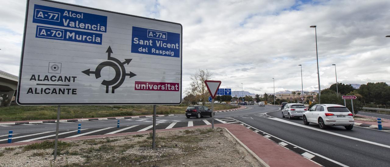 Rotonda de la Universidad de Alicante, cuyo ramal de acceso desde la A-70 va a ser reformado.